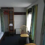 Crown Hotel *