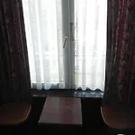 Crown Hotel *