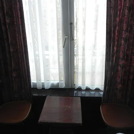 Hotel Crown Hotel *